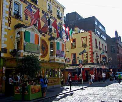 6 de diciembre de 2007. Anika III - The Temple BAR
The Temple Bar está situado en la zona de garitos del centro de Dublin. Es también una de las zonas más turísticas. Las calles están empedradas del siglo nosecuantos y siempre esta lleno de gente de todo tipo. Normalmente esta plagada de artistas callejeros de estos que montan su espectáculo en cualquier esquina. 

A mi es una zona que me encanta por el ambiente tan multicultural que te encuentras: un japones, un gótico, una irlandesa rubísima, un clon de John Lennon, un mendigo, un malabarista, una adivina, etc...


Palabras clave: 6 de diciembre de 2007. Anika III - The Temple BAR