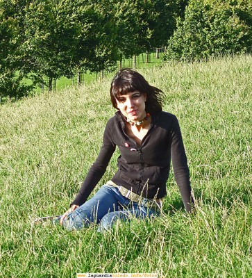 6 de diciembre de 2007. Anika IV - Anika en Phoenix Park.
Pues bien esta soy yo en Phoenix Park. A mí me encanta esta ciudad. A pesar del frio y la lluvia, jeje. Por cierto lo que mas echo de menos de España no es la tortilla de patatas, no; no es el pisto de mi abuela, no; no es la tapita del bar, no; es el sol!!!!!!!!! El calorcito ese que te da el sol, el buen rollito, pues aquí ni olerlo. En invierno amanece a las 8 y anochece a las 4 de la tarde, y 8 de cada 10 dias esta nublado, osea que horas de sol mensuales podran ser unas 10 o 20 con mucha suerte. En verano es otra historia, amanece a las 4 de la mañana y anochece a las 11 de la noche con lo cual tenemos bastantes horas de luz, pero tampoco te creas que en verano hace más sol...
 
Todos los países tienen sus cosas buenas y sus cosas malas. Irlanda es un pais de contrastes. En todo. Economicamente hay dos clases: los muy ricos y los muy pobres, no existe la clase media. Los muy simpáticos (tipo latino) y los muy rancios (tipo inglés) jajaja...
 
La verdad es que no es un mal pais para vivir una temporada, aprender ingles, conocer mundo, esas cosas. Los salarios estan por las nubes; yo, a pesar de ser farmacéutica, trabajo de camarera en el pub mas pijo de todo Dublin y no me puedo quejar de mi sueldo, vamos que ya lo querria cualquier recien licenciado en España... Tengo para pagar mi piso (en el centro no es precisamente barato), comer, mis vicios (ejem) e incluso me da para ahorrar y poquito y viajar!!

Esto esta plagado de españoles, brasileños, polacos, portugueses, franceses, australianos... Es curioso cuando vas a una house party y lo que menos encuentras es irlandeses! Además la media de edad en Irlanda es muy joven, practicamente el 80% de la poblacion es menor de 40 años. Yo tengo 25 y la mayoria de la gente que conozco esta entre 20 y 35. Es otra de las cosas que me encanta.
 
Bueno pues no se que mas contar, hay millones de cosas distintas aquí que en España, lo mejor es venir a comprobarlo por uno mismo! Asique si os animais, ya sabeis, yo me vine con un billete de avion y una maleta y me planté aquí sin nada y con dos coj...!! ;P
 
Aprovecho para mandar un saludo a todos los guardiolos y madrileños (yo naci en Madrid) y para invitaros a conocer Irlanda y de paso practicar un poquito de ingles que no nos viene mal a nadie.
 
Ah, y por si en la foto no se me reconoce bien, no se si me conocereis de vista o algo asi. Os doy mas datos jeje. En La Guardia vivo muy cerca de la plaza, en la calle de La Rosa y los motes de mi familia son jaulas por mi padre y monjita/regaora por mi madre... XD  Si, si la nieta grande del tio Rufino y la tia Teodosia, jajaja.
 
Enfin, si quereis mas fotitos o mas historietas para no dormir, don't hesitate to ask me!!!! 
 
Keep on touch!!!
 
Kisses&Hugs from Dublin
 
PD: Por cierto, de "vuelve a casa vuelve", cero patatero. Nada hijo, que me quedo aquí por Navidad. Espero que mi madre y mi hermana se acuerden un poquito de mi y vengan a visitarme :P

Palabras clave: 6 de diciembre de 2007. Anika IV - Anika en Phoenix Park.
