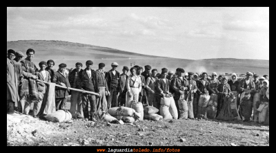 Figurantes de la pelicula Condenados.
Hemos dejado esta foto con su tamaño original para que se puedan apreciar los detalles de los rostros y los atuendos de los figurantes. 
Ahora a ver quien los identifica...
Palabras clave: Figurantes de la pelicula Condenados.