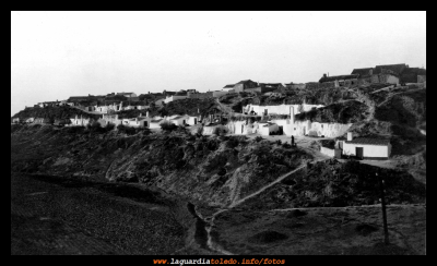 Cuevas de Palacio años 20 (?)
Sin duda una de las mejores fotos de esta web.
Hemos dejado esta foto a su tamaño original para que se puedan apreciar los detalles de este modo de vida.
Palabras clave: Cuevas de Palacio años 30 ?