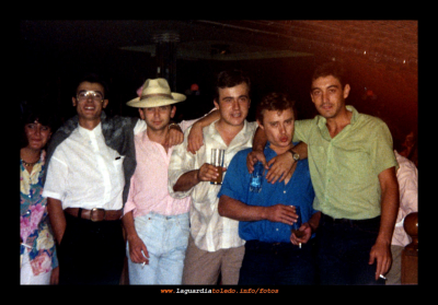 1988 25 de Septiembre en "Las Tres Espadas", noches de Rock and Roll...
 De izquierda a derecha: Johnny(Cristóbal), Chuti(Angel), Fred(Fernado), Sander's(Santiago) y McAbeo(Pablo).

Dedicada a [b]MariBe[/b] que por casualidad hoy nos hemos reencontrado después de casi 20 años sin habernos visto, el mismo tiempo que hace que se tomó esta foto, que por cierto, coincide con el fin  del verano en el que nuestras vidas tomaron rumbos distintos.

Nauta.


Palabras clave: 1988 25 de Septiembre en "Las Tres Espadas".