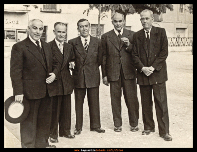 Amigos
Manolo Martínez, Manolo "Rusillo", Alejandro Dones, Juán Martínez y José Orgaz en la glorieta

Palabras clave: oficios