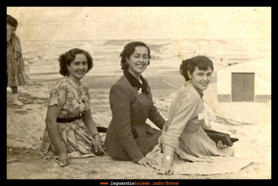 Amigas
Margarita Dones, Ino Peláez (potaja) y Nati Martínez sentadas en el cerro de los señores, mirando hacia la cuesta de la fuente.

Palabras clave: amigas cerro de los señores