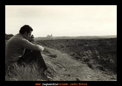Momento de soledad - La Guardia 1979
No sabemos si el autor de esta foto, que presumimos que es Garbriel Santiago "Lito" , la titularía así, pero lo que si sabemos es que logra lo que los artistas persiguen, que es, emocionar. ¡ Nuestra enhorabuena,  aunque llegue 30 años después !  
