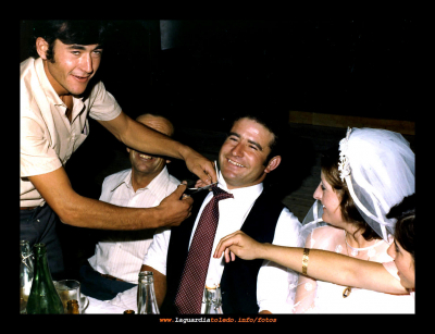1970 Boda en La Guardia, tradicional corte de la corbata del novio por sus amigos.
A ver quien documenta esta tradición que dicho se de paso se esta perdiendo.....
¿ Lo hará alguien ?

Ahora solo falta que alguna valiente nos haga llegar una foto del corte de "las ligas"


Palabras clave: 1970 Boda en La Guardia, tradicional corte de la corbata del novio por sus amigos.