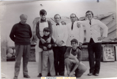 Plantel de camareros de Salones Espada
En la foto: Emilio, Paco, Rafa, Antonio y su hermano pequeño Fernando, Román y Gervasio
