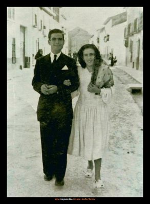 1948 Inés Hernández y Jesús martín Rubio por la calle Mayor.
Palabras clave: 1948 Inés Hernández y Jesús martín Rubio por la calle Mayor.