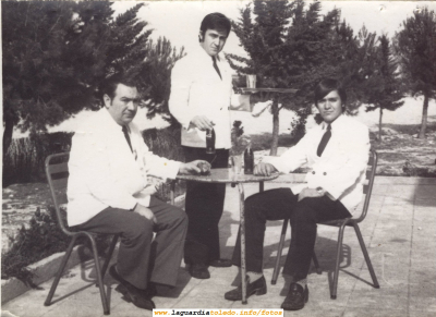 Los camareros Salustiano, Emilio Masena y Emilio Mascaraque en la terraza de El Llano. Años 70
[url=http://www.redajo.com/redajoblog/?p=1186][color=navy][i][b]Vídeo actual del Llano extraído de la película de Angeles González Sinde "Una palabra tuya" estrenada en los cines el 22 de agosto de 2008[/b][/i][/color][/url].[/b]
