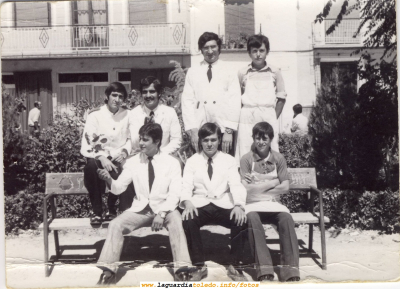 Camareros de bodas de los Salones Espada
En la foto: Valentín, Juan, Luis, un camarero de El Romeral, Pedro, Emilio y Zoílo
