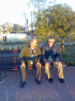 ELLOS, AL SOL.
DEVORAMOS LOS DÍAS CON AVIDEZ, PRESUROSOS POR HACER, POR TENER. 
ELLOS, AL SOL, EN NUESTRO MARAVILLOSO JARDÍN, ACARICIAN LOS DÍAS SIN PRISAS.
ELLOS, AL SOL, ASENTADOS EN EL TIEMPO, DISFRUTAN AGRADECIDOS SER LO QUE SON.
