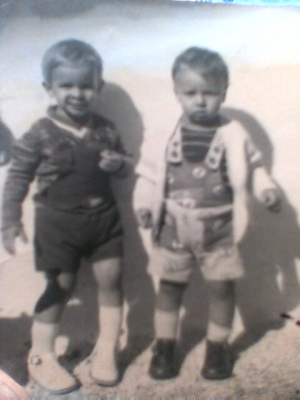 Rober y Norman
Foto de Rober y Norman en La Guardia. Año 1975. La parejita de la Guardia Civil

