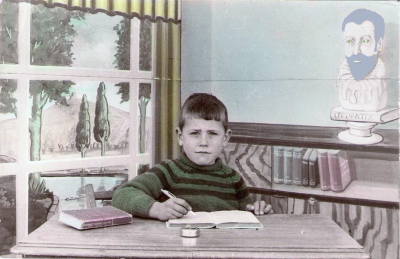 José María Tejero en la escuela
Instantánea idéntica a la de Jesús Fernández ( el mismo decorado, y el mismo día y hora).
EL CURSO DE LA VIDA: La escuela
