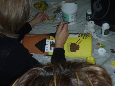 Curso de decoración de tejas (II)
Momento de trabajo durante la decoración de tejas
