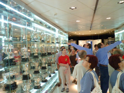 Visita al estadio Santiago Bernabéu realizada por Homiguar (II)
Contemplando los trofeos del Real Madrid
