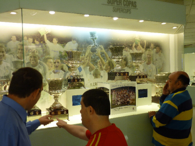 Visita al estadio Santiago Bernabéu realizada por Homiguar (III)
Contemplando los trofeos del Real Madrid
