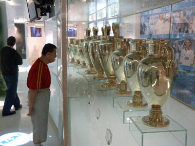 Visita al estadio Santiago Bernabéu realizada por Homiguar (IV)
Contemplando las nueve copas de Europa.
