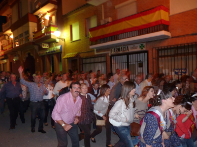 Fiestas 2010
ACOMPAÑANDO A LA MÚSICA, BAILANDO POR LA CALLE DESPUÉS DE LA PÓLVORA
