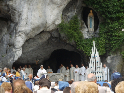 VIAJE A LOURDES
MOMENTO EN EL QUE SE ESTA DICIENDO UNA MISA, EN ESTE CASO ES EN IRLANDES
