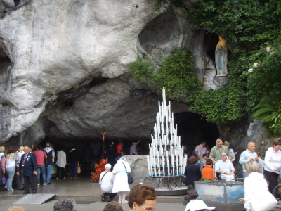 VIARE A LOURDES
GRUTA DONDE ESTA SITUADA LA IMAGEN DE LA VIRGEN Y SE DICE MISA PARA LOS PEREGRINOS DE TODAS LAS PARTES DEL MUNDO Y EN TODOS LOS IDIOMAS
