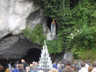VIAJE A LOURDES
LA MIRADA DE LOS PEREGRINOS FIJADA EN LA VIRGEN, EN LA QUE TIENEN PUESTA TODA SU FE
