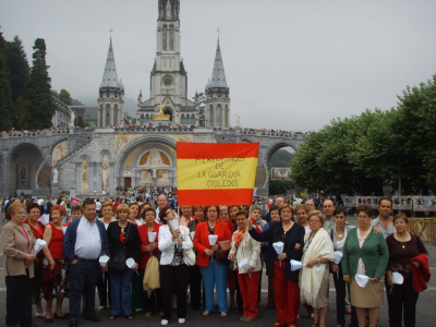 VIAJE A LOURDES
PEREGRINOS DE LA GUARDIA EN LA EXPLANADA, CON LA BASILICA AL FONDO, ANTES DEL COMIENZO DE LA PROCESIÓN DE LAS ANTORCHAS.
