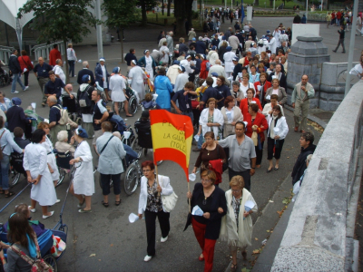 VIARE A LOURDES
PEREGRINOS DE LA GUARDIA HACIA EL PUNTO DE ENCUENTRO PARA EL INICO DE LA PROCESIÓN
