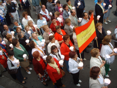 VIAJE A LOURDES
MOMENO DE PREPARACIÓN DE LOS PEREGRINOS DE LA GUARDIA, ANTES DEL COMIENZO DE LA PROCESIÓN DE LAS ANTORCHAS
