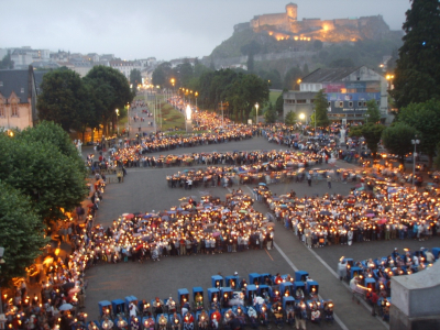 VIAJE A LOURDES
MOMENTO INTENSO EN EL QUE LOS PEREGRINOS Y ENFERMOS, AYUDADOS POR EL VOLUNTARIADO, AGRUPADOS POR DIOCESIS Y PAISES, REALIZAN LA PROCESIÓN DENOMINADA DE LAS ANTORCHAS EN HONOR A LA VIRGEN DE LOURDES
