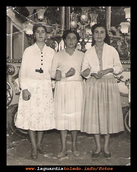 Fiestas 1948
Posando delante de la carroza del Santo Niño, Emilia, Carmen y Geles durante las fiestas de 1958

Palabras clave: fiestas 1948