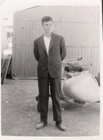Tomas
Tomas Orgaz, en la plaza delante de una caseta  (seria de turrón ) año 1962.

Palabras clave: Tomas