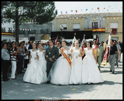 Año 2000 reina y damas salientes
24 de Septiembre del año 2000, Reina, Damas y Mantenedor del año 1.999 en la plaza, salen del ayuntamiento para ir a reunirse con  las carrozas, y bajar desfilando por la calle mayor, para  después,  hacer el cambio de corona  y bandas con las sucesoras.   

Palabras clave: Reina y damas salientes