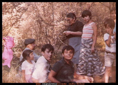 Abuelos y nietos
Año 1978, una merienda en la Fuente Larga, los abuelos, Faustino Morales y Severiana Muñoz, nietos, de pie Palomi, José-Mari y José Vicente, sentados, Loli, Juan José y Juan Carlos.

Palabras clave: Merienda en la Fuente Larga