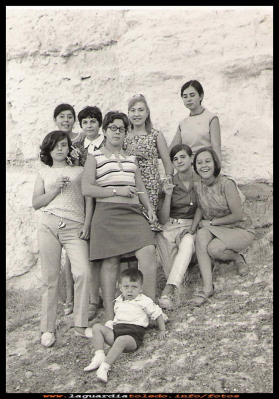 Las amigas
Grupo de amigas en el Santo Niño, 8 de septiembre del 1968, (en esa época se iba  a por el Santo Niño todos los 8 de Septiembre) de izquierda a derecha, de pie Macu González, Isi Novillo, Loli González, Manoli Guzmán, detrás, Manoli Morales, Rosario Tejero, Ina González e Inés Guzmán, ¿y el niño?
Esta fotografía va dedicada a Juan Fernando Novillo, que tanto le gusta esta sección de fotos antiguas, y que su colaboración  en esta página  es tan  importante, ya que es uno de los tres Mosqueteros que  la iniciaron.
Juan Fernando, si sabes quien es el niño pon un comentario y nos lo aclaras a todos.

Palabras clave: Fotografia dedicada a Juan Fernando
