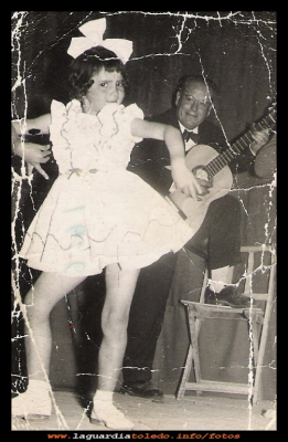  Bailando
Emilia Campaya  bailando, a la guitarra, Don Julián (el marido de Doña Benita)   año 1958

Palabras clave: Emilia bailando, a la guitarra, Don Julián