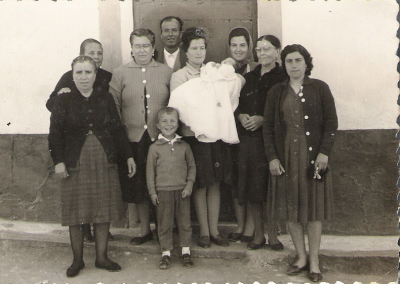 Bautizo
Bautizo de la hija de Petra Tejero, la que tiene en brazos a la niña en esta fotografía. Tambien aparece otra de las comadronas que tenia La Guardia, la tía Ángela (la romeraleña).


Palabras clave: Bautizo