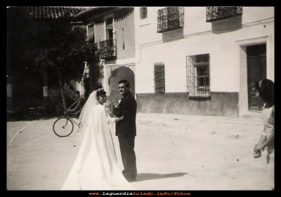 Boda de Pepa y Prudencio
Prudencio Macaraque y Pepa Morales, en el día de su boda, 11 de Septiembre del 1965, lugar, la plaza. Podemos ver perfectamente el arco que había en la entrada del cerro, que se derribó junto con el viejo Ayuntamiento, en el año 1972. También se ve la fachada de la antigua casa de los Zamorano.

Palabras clave: Boda de Prudencio y Pepa
