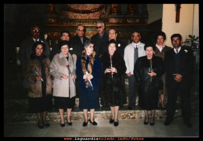 Bodas de plata
En el año 1989, celebraron sus bodas de plata, las siguientes parejas, Ana y Manolo Martínez, Juana y Cristóbal, Fefa y Paco Valero, José Luis y Romana huete, Paca y Goyo Puerta, Concha y Angel Orgaz,  acompañados por Don Florencio, el párroco del pueblo, (que fue quien celebro la ceremonia). Esta renovación de botos matrimoniales, la instauro en La Guardia, como otras muchas cosas, Don Marcelino Casas. 

Palabras clave:  bodas de plata, que instauro en La Guardia, Don Marcelino Casas.