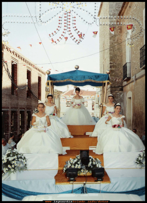 Carroza de la reina
Fiestas patronales, 24 de Septiembre del 1999, carroza de la reina y damas. La reina Mª de los Ángeles Mascaraque, damas, Mª José Fernández, Mercedes Cabiedas,  Diana y Beatriz 

Palabras clave: Carroza de la reina  con las damas