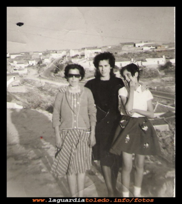 Ceci y Emilia
Una buena vista, de la cuesta de los Pilares, la antigua carretera y  las cuevas, año 1958.  
En la fotografía están: Cecilia Arias, Emilia Campaya y en el centro, una prima de Emilia. 
LOS ESCENARIOS DE LA VIDA: Los Barrios. La carretera

Palabras clave:  vista, de la cuesta de los Pilares, la antigua carretera y  las cuevas