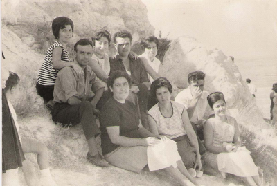 Año 1958, 27 de Septiembre en el cerro del Santo Niño, ellas son todas primas, y ellos los novios.
Palabras clave: Primas en el Santo Niño