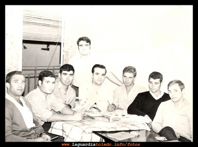 Clases nocturnas
Clases nocturnas en casa de Agapito, año 1968.
Paco Pérez, Tomás Orgaz, Miguel Peláez, Agapito Huete, Fausto, Valentín Tejero, Julián Martín y Pepe García.     
EL CURSO DE LA VIDA: La juventud y los amigos
Palabras clave: Clases nocturnas
