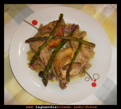 Codornices a la guardiola
Codornices a la Guardiola:
Ingredientes: codornices, cebolla, jamón serrano, vino blanco, laurel, aceite y sal. 
Elaboración: dorar las codornices (enteras y limpias) en la sartén, con aceite bien caliente, se sacan y se dejan en una cacerola. En el mismo aceite se dora la cebolla, y el jamón hecho taquitos, se saca y se le añade a las codornices. Se les echa un vasito de vino blanco y una hoja de laurel, se tapan se dejan cocer hasta que estén tiernas (unos 20 minutos) si quedan un poco secas se les añade un poco de agua, pero tienen que quedar con muy poquita salsa. 
Al servirlas se les decora con unos espárragos trigeros, si pueden ser del cabozo, mejor. 
Palabras clave: Codornices a la Guardiola