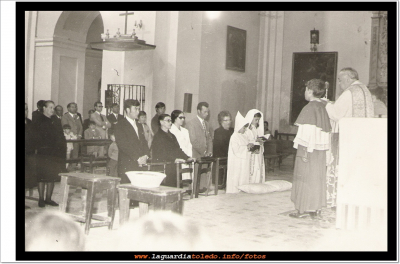 La 1ª Comunión de hermanos
Primera comunión, de hija e hijo de Víctor y Petra, en el año 1970, en esta celebración vemos a don Francisco, nuestro párroco de aquella época. Al monaguillo no consigo identificar.  

Palabras clave: 1ª Comunión, de los hijos de, Victor y Petra