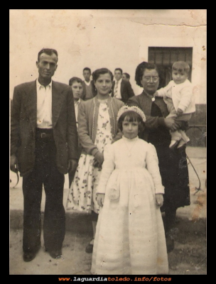 Primera comunión
Primera comunión de Mª Jesús Tejero, año 1946, acompañada de su padre Jesús, su hermana Petra, y su madre Colombiana, en brazos su hermano pequeño Jesús. La fotografía me parece que esta hecha en la Glorieta.   

Palabras clave: Primera comunión de Mª Jesús