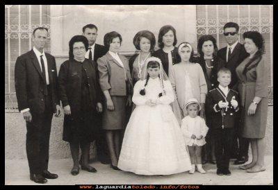 Comuniones
Primera comunión de Mª Carmen Orgaz y Jesús Tejero. Familiares, de izquierda a derecha: Jesús Tejero, Colombiana Orgaz, detrás, Salvador Torralba, a continuación, Petra Tejero, Mª Jesús Tejero, una prima de Petra y Mª Jesús, Inés Orgaz, Paca Torralba, Agustín Orgaz, Inés (la mujer de Salvador) y la niña pequeña hija de Petra.
Palabras clave: Primera comunión