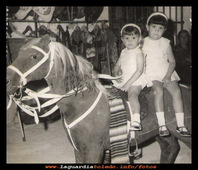 Conchi y Mª Carmen
Fiestas del 1967, Mª Carmen y Conchi Orgaz.
 Curiosa fotografía, vemos en el fondo el vestuario con  distintos disfraces, que la gente utilizaba para retratarse. 
EL CURSO DE LA VIDA: La infancia y niñez

Palabras clave: vestuario con  distintos disfraces