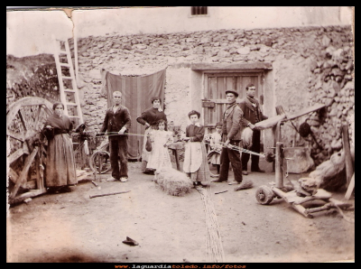 Cordeleria
Año 1909, la familia del  tío Deosgracias en la cordelería que tenían en  la Villeta. Empezando por  la izquierda, su madre, Raimunda Osuna, el padre, Agustín Pacheco, 1ª hermana, Mª Antonia, delante de esta, Francisca, a continuación Gregoria, después Deosgracias y por ultimo otro hermano Valentín, la niña pequeña puede ser Inés, la hija del tío Deosgracias.
Esta foto ya la teníamos publicada anteriormente, pero ahora está a más resolución y mejor informada.
Palabras clave: Año 1909, la familia del  tío Deosgracias