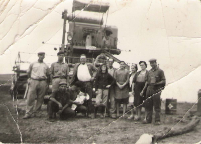 Cosechadora
Córdoba, verano del 1967.
Esta máquina cosechadora, es una de las que tenía Francisco Fernández  “Alegre” que segaba con ella por otras provincias españolas,  sobretodo por Andalucía. Iban tres segadores para la máquina, eran: Juanito el “jabergandero”, Flores (el hijo del tío Vitor) e Ignacio “Rapabela”.
Juanito, en la foto, es el primero empezando por la derecha.
Palabras clave: Maquina cosechadora de Franciso Fernandez "Alegre"