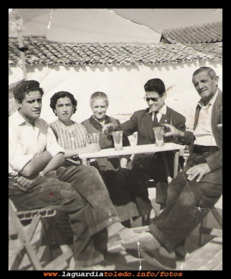 El corralón
Pista del corralón (era donde se hacían los bailes de verano) por  la izquierda: Vicente Campaya, Cecilia  Arias, Julia Aguado, un sobrino y Vicente Campaya (padre) año 1960     

Palabras clave: Pista del corralón
