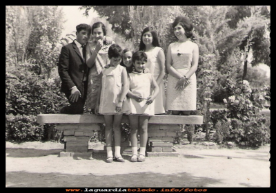  El jardin
Fotografía tomada en el centro del jardín, el primero que se hizo en el paseo del Norte, solo había cuatro bancos de piedra, uno en cada extremo de las cuatro esquinas que hacia el cuadrado del centro, el resto de los bancos eran de medios troncos de madera,  puestos  en la punta Oeste del cerro, y algunos más hechos  por los vecinos en la orilla Norte.
 Septiembre del año 1968.

Palabras clave: centro del jardín, el primero que se hizo